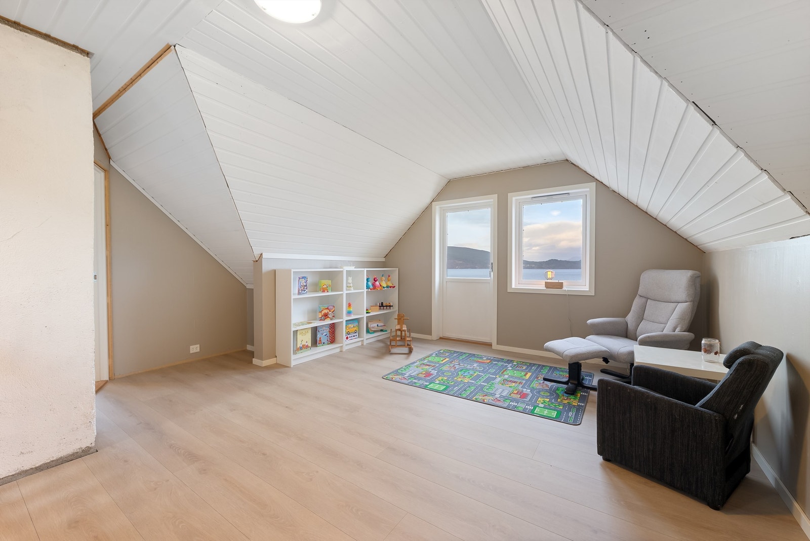 Loftstue med utgang til balkong. Galleribilde