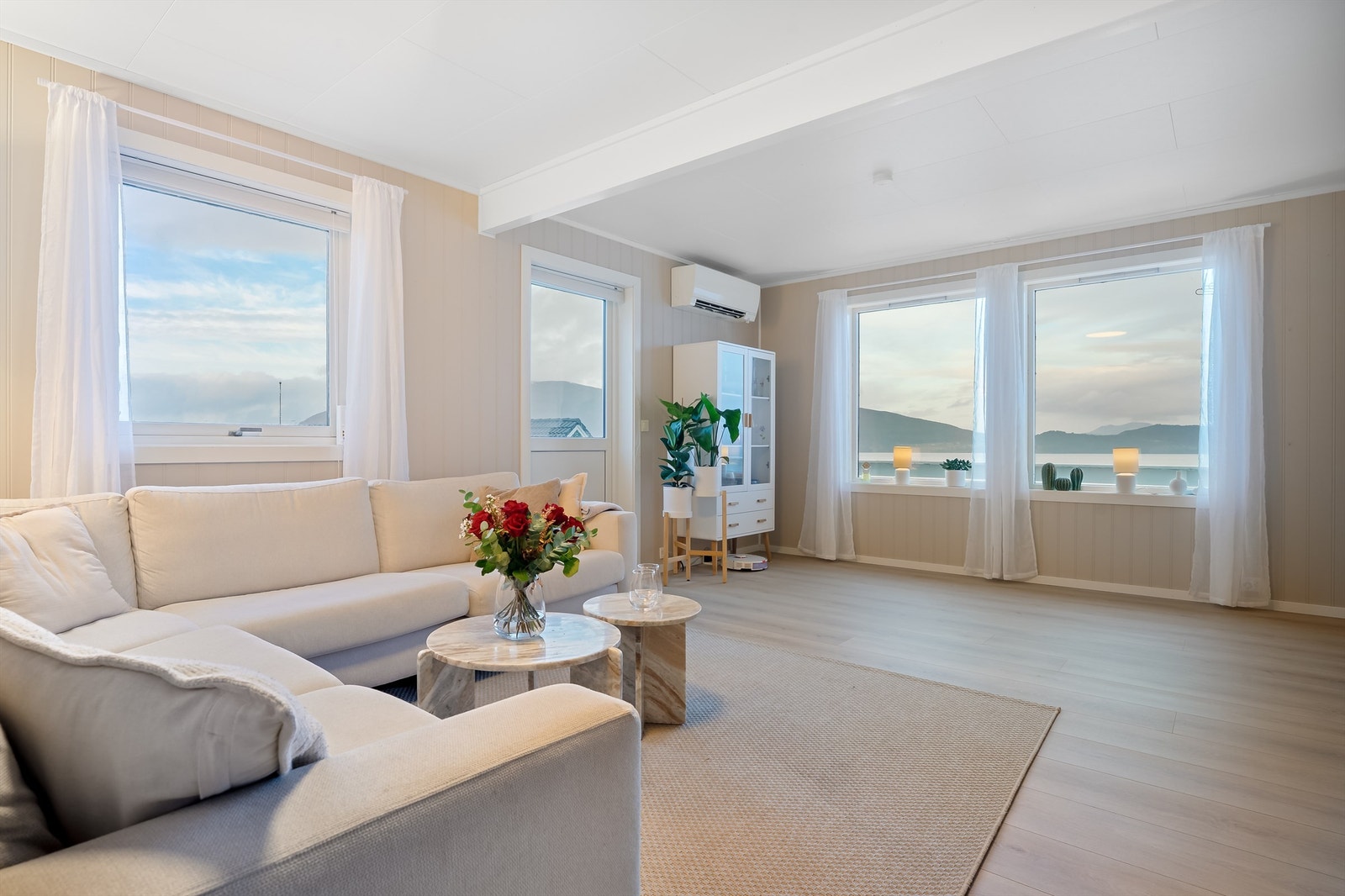 Lys og romslig stue med utgang til veranda. Galleribilde