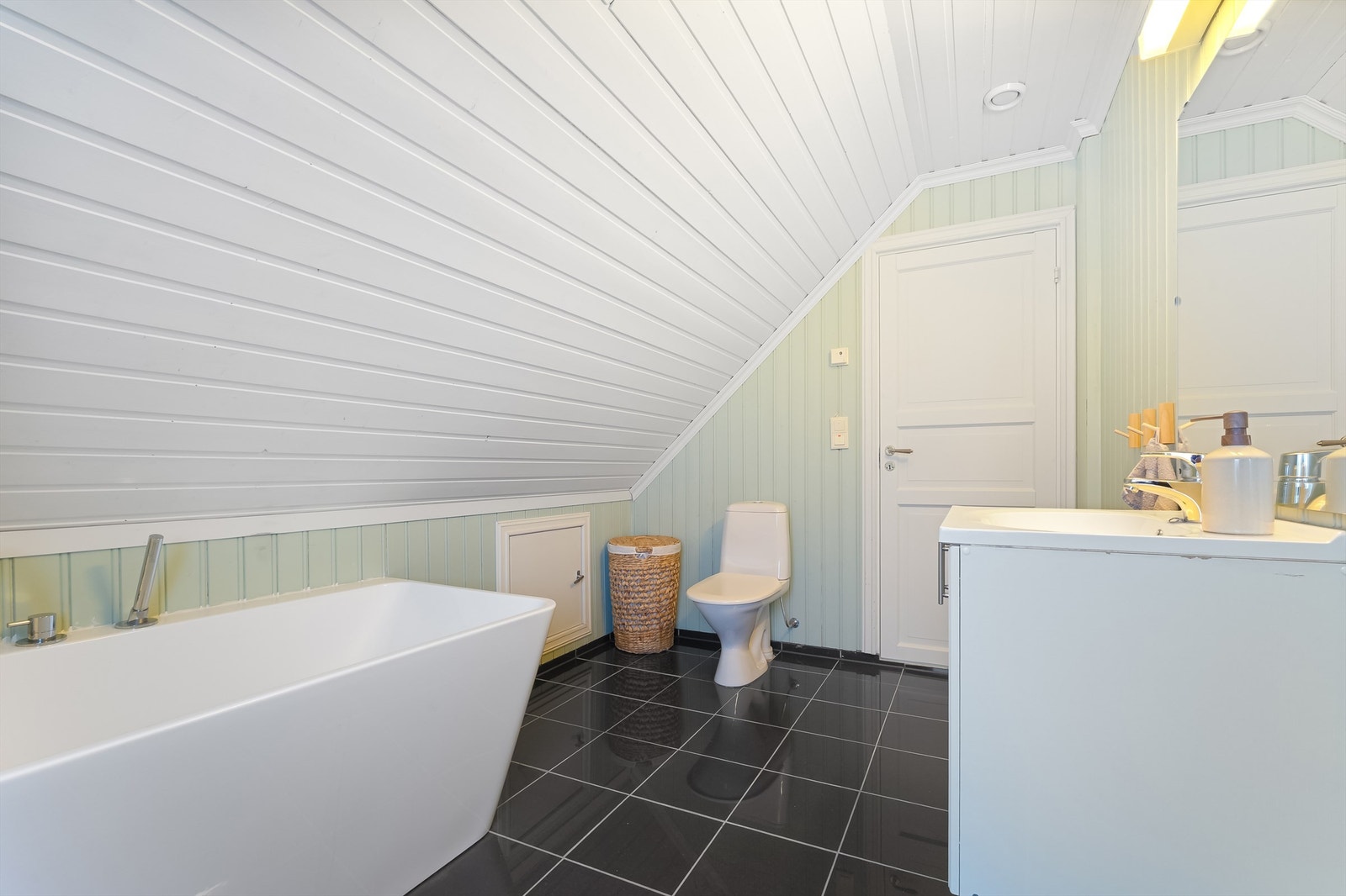 Bad i loftetasjen. Galleribilde