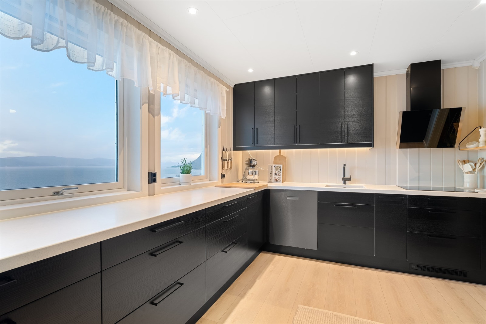 Lekkert og romslig kjøkken. Galleribilde