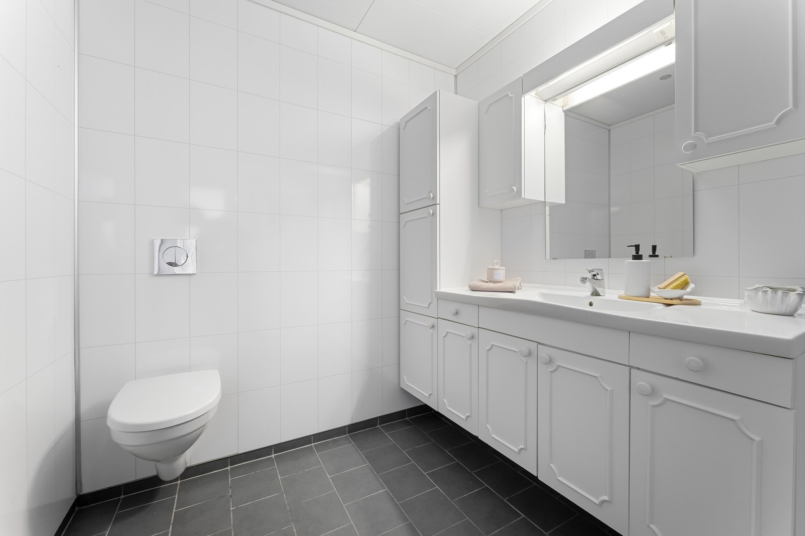 Bad i hovedetasje med varmekabler i gulv. Galleribilde