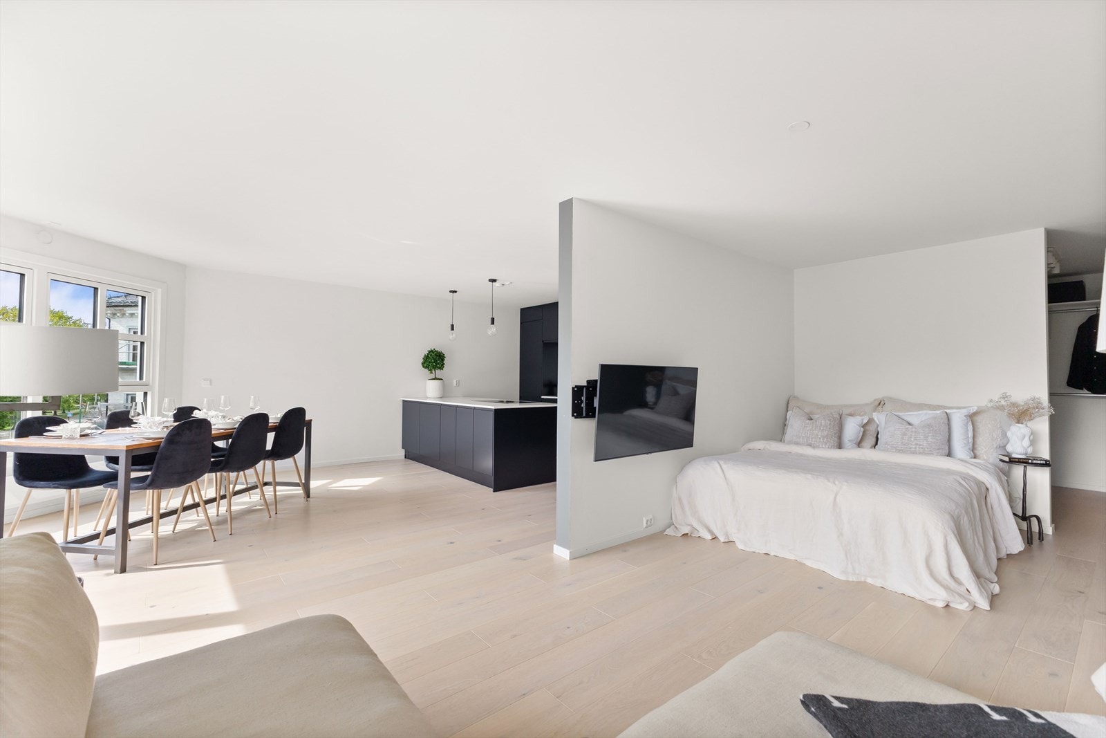 Leiligheten er opprinnelig en 2-roms, dagens planløsning består av åpen soveroms løsning mot stue Galleribilde