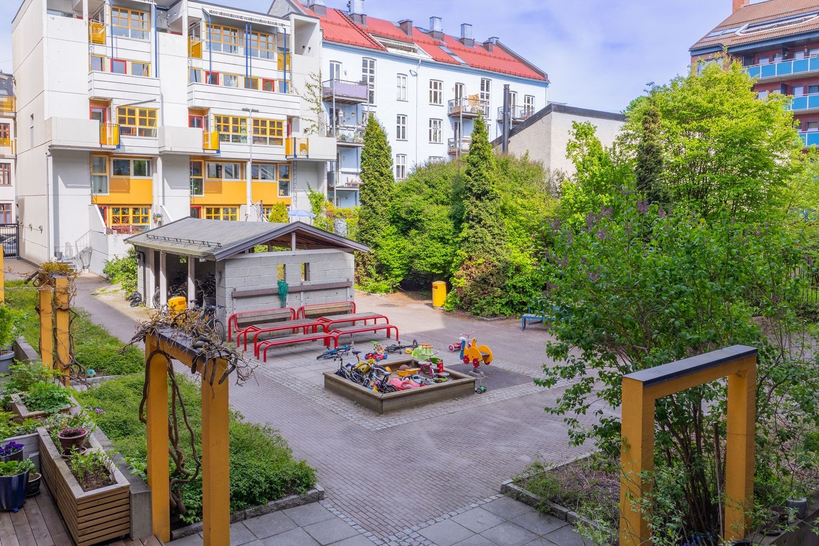 Hyggelig felles bakgård med lekeplass, sittegrupper, sykkelbod m.m. Galleribilde