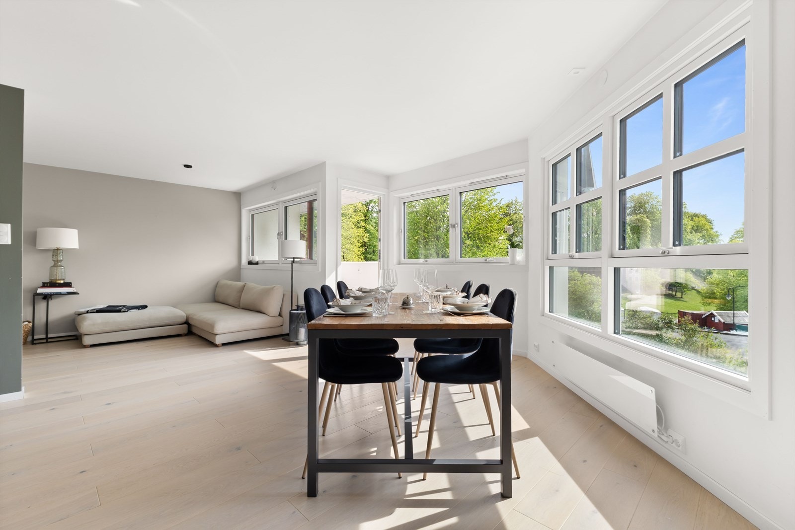 Svært lys leilighet med rikelig av naturlig lysinnslipp fra vindusflater Galleribilde