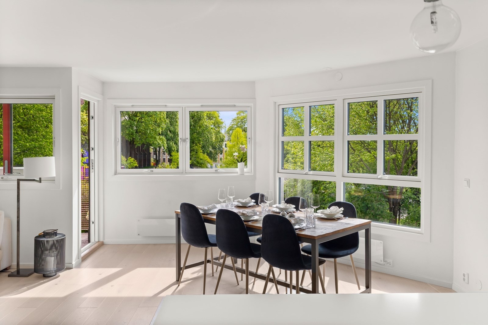 Hyggelig utsyn mot parkområde fra leiligheten Galleribilde