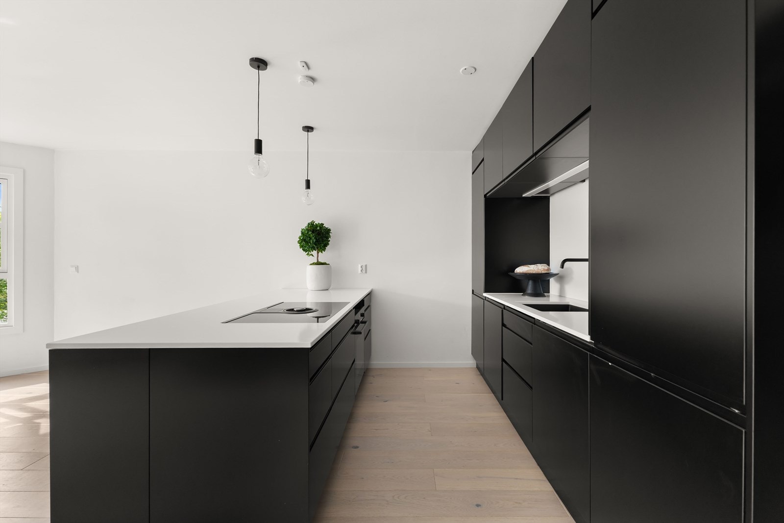 Kjøkkenet har rikelig med skap- og benkeplass, samt praktisk kjøkkenøy med mye lagringsplass Galleribilde