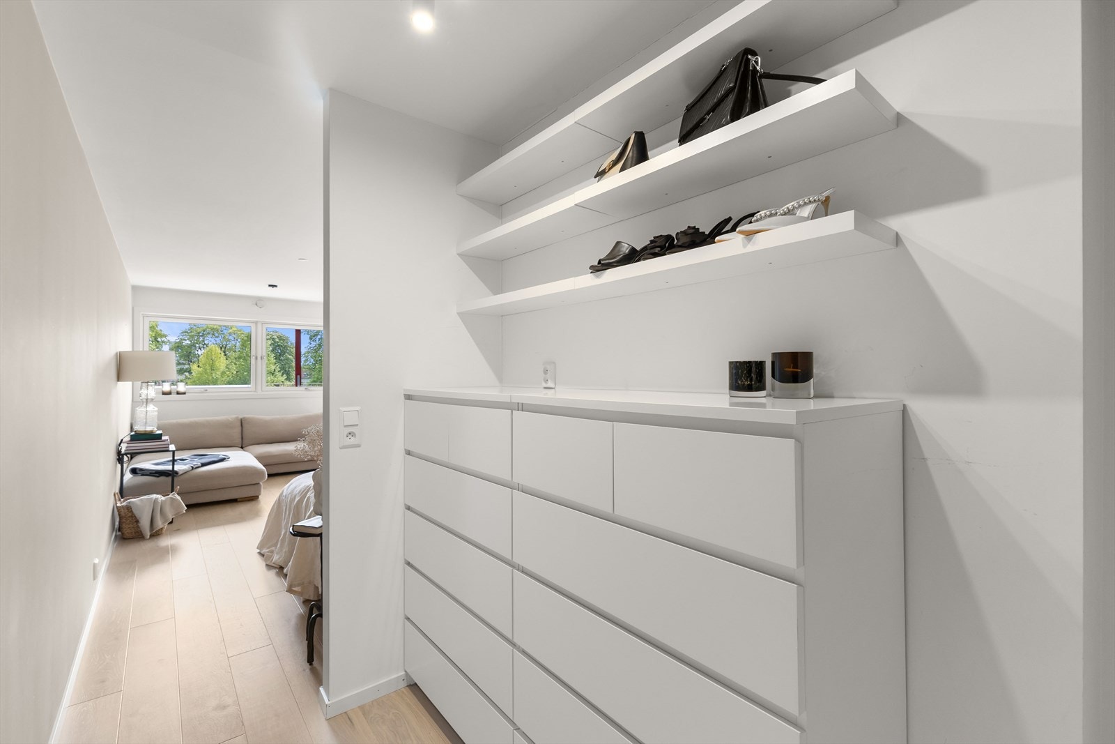 Praktisk garderobeløsning med mye lagringsplass Galleribilde