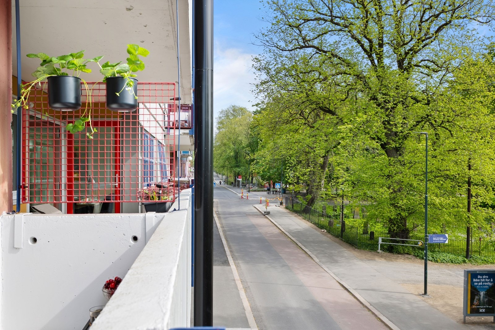 Overbygget balkong gir en lun og hyggelig atmosfære, og er en fin forlengelse av stuen Galleribilde