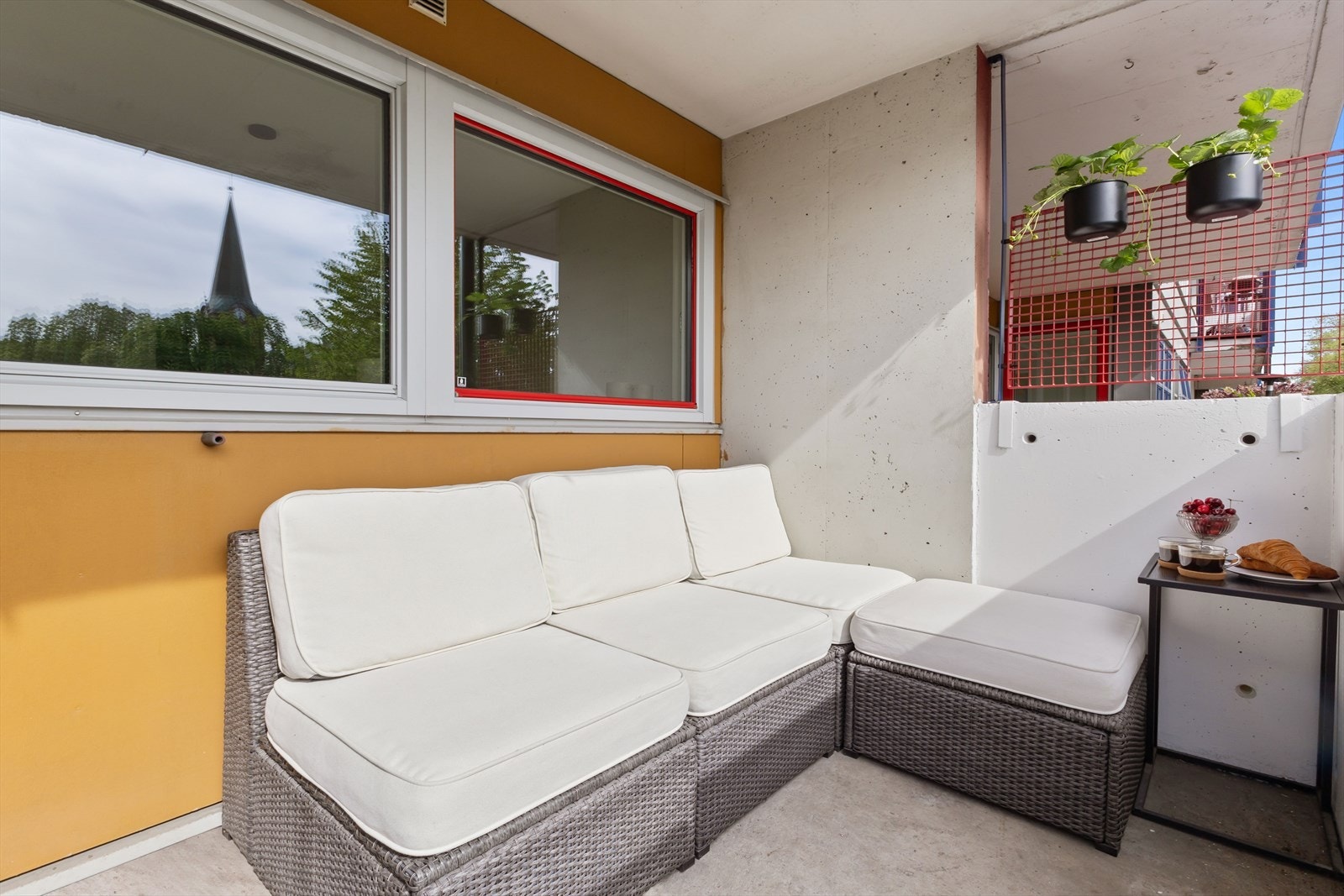 Fra stue er det adkomst til sydvendt balkong med gode solforhold Galleribilde