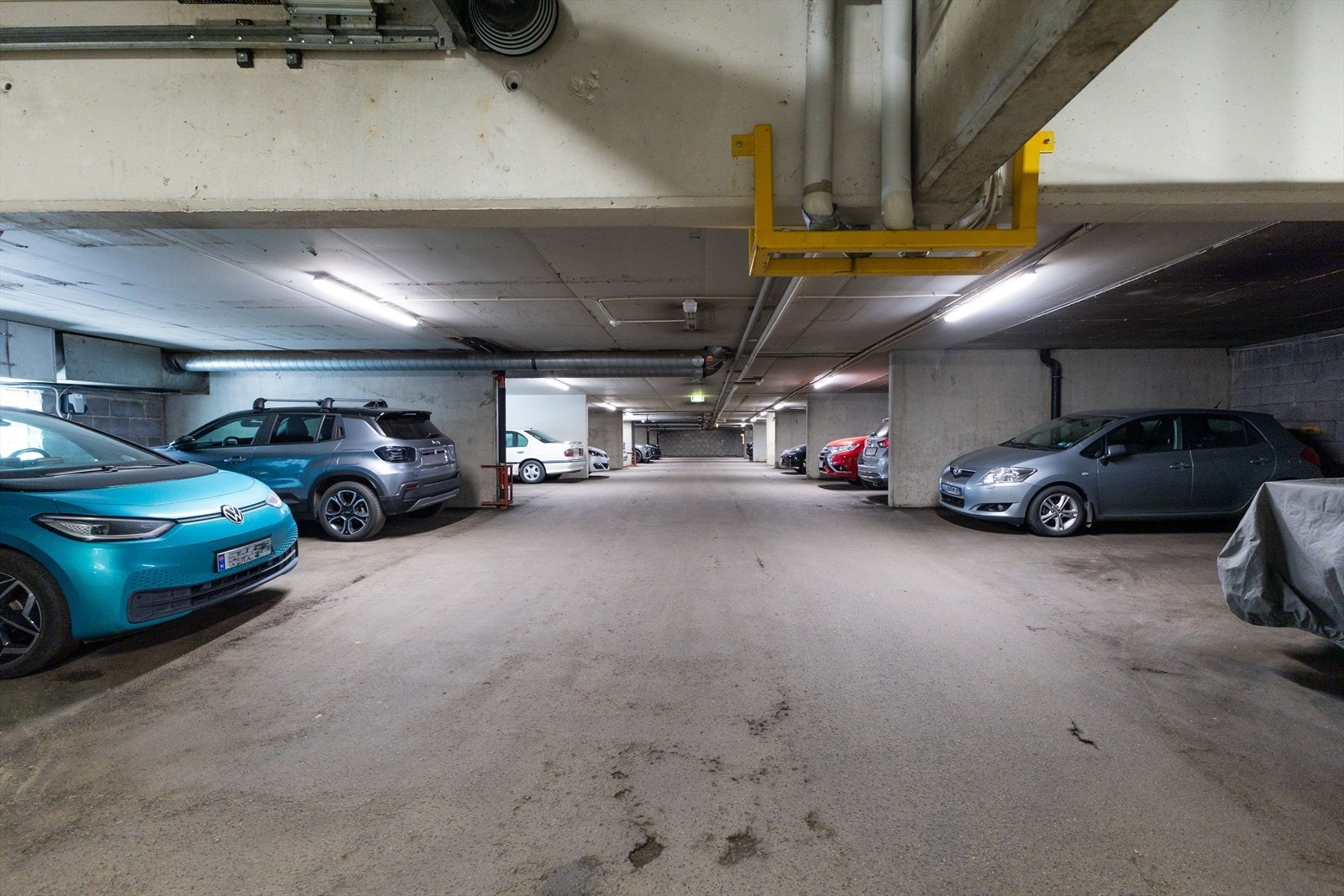 Felles garasjeanlegg i kjeller. Det er mulig å leie parkeringsplass internt mellom andelseierne Galleribilde