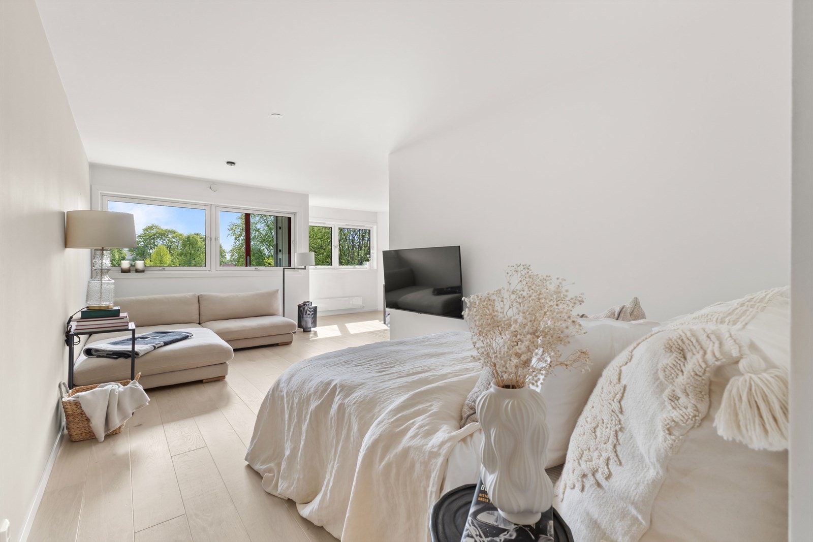 Rommet kan enkelt omgjøres til et lukket soverom ved å sette opp vegg og egen dør mot stue Galleribilde