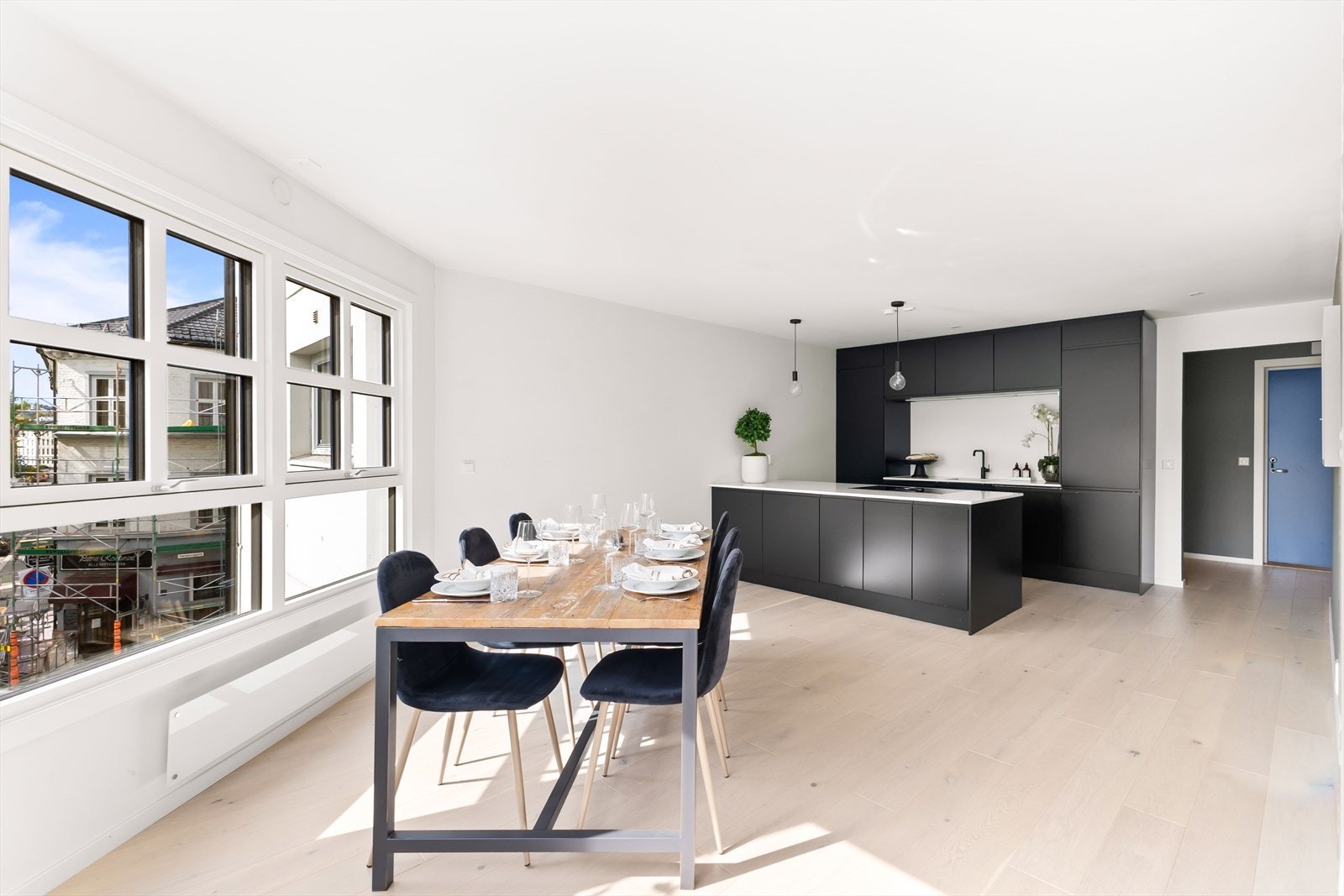 Leiligheten har en åpen løsning med plass til flere sittegrupper og soner Galleribilde