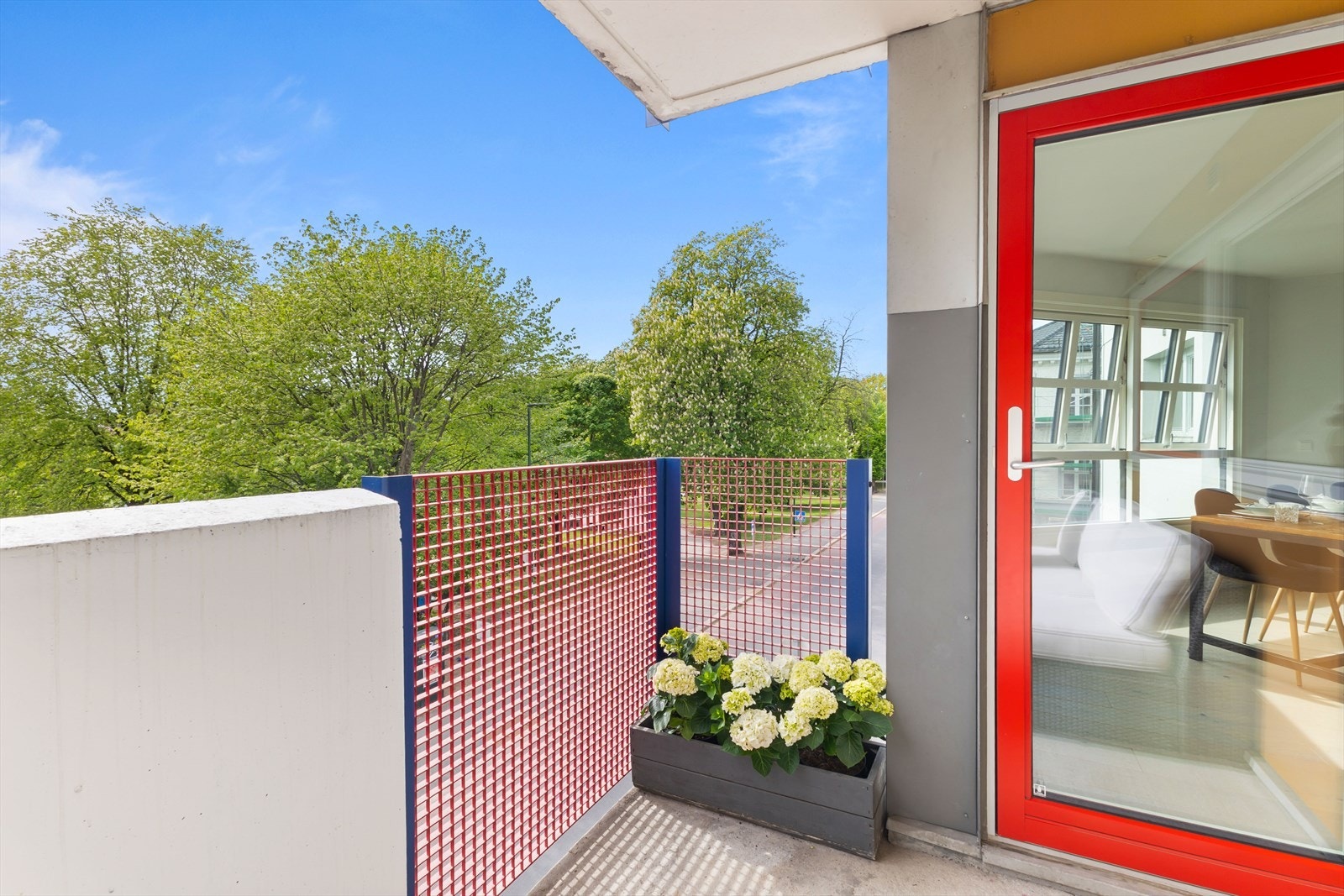 Her får kjøper gleden av solrike dager med hyggelig utsyn mot Sofienbergparken Galleribilde