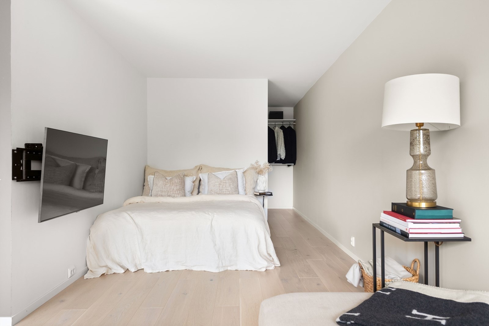 Koselig soverom med plass til dobbeltseng og tilhørende nattbord Galleribilde