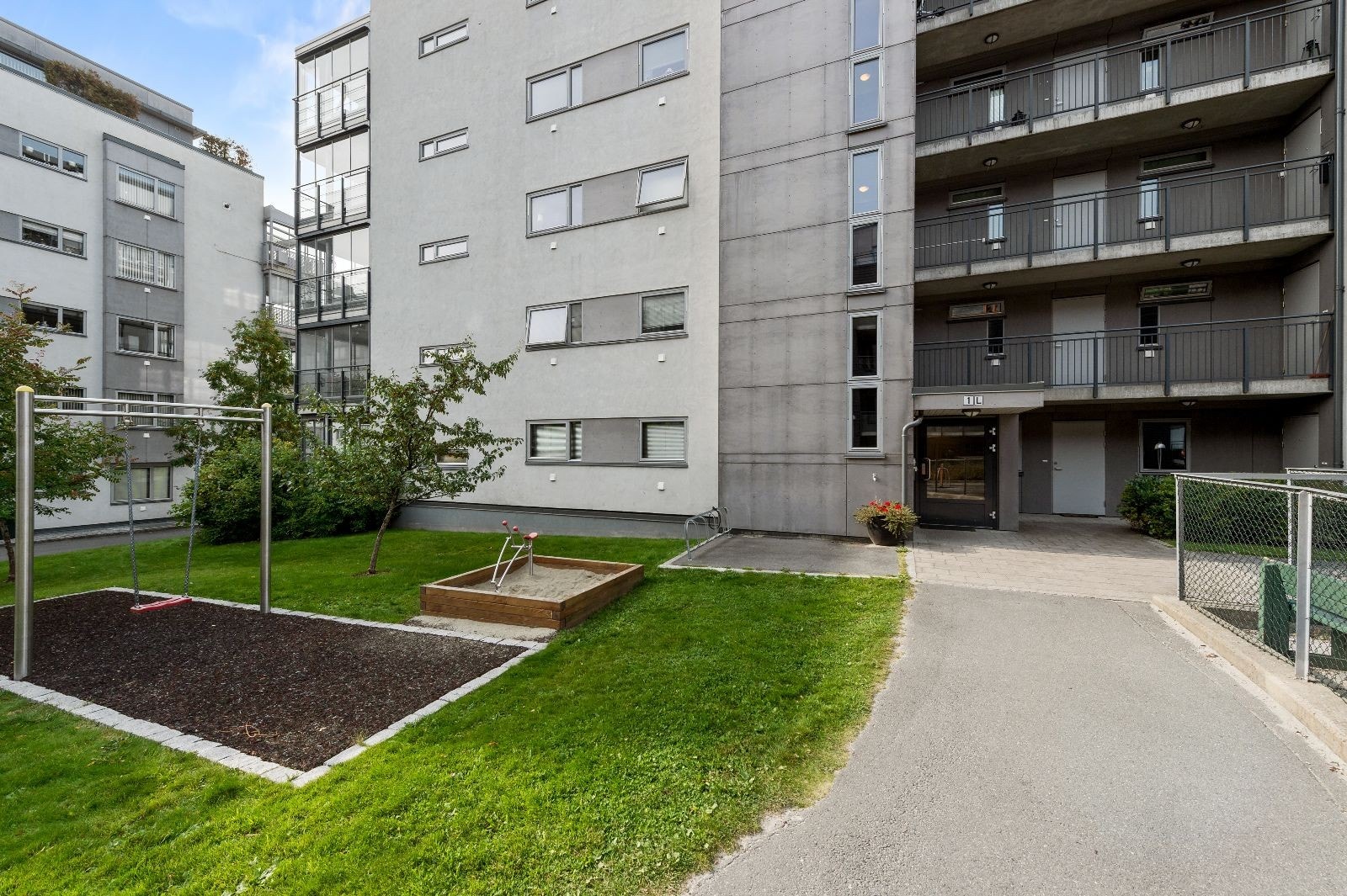 Leiligheten ligger her til høyre med egen inngang i 1.etg Galleribilde