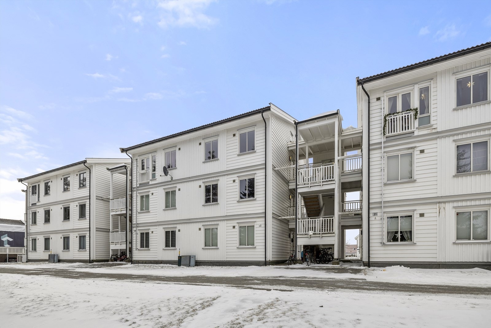 Bygget har en klassisk fasade med liggende, hvitmalt trepanel. Galleribilde