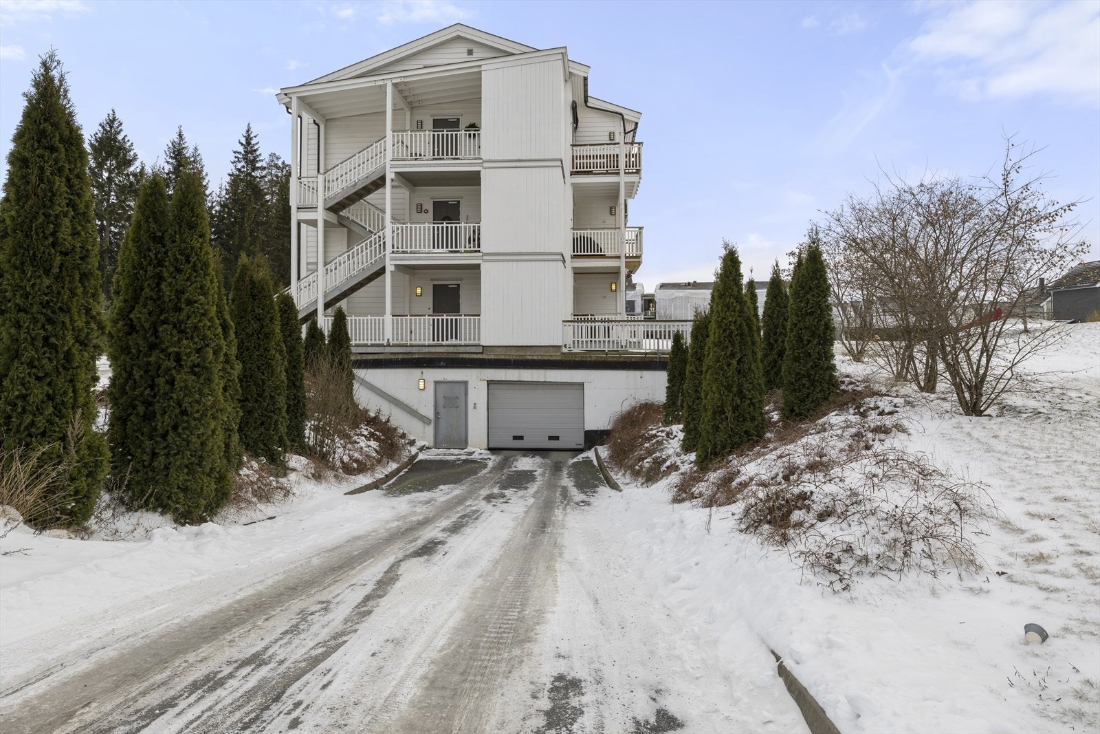 Det medfølger en fast parkeringsplass i felles, lukket garasjeanlegg. Galleribilde