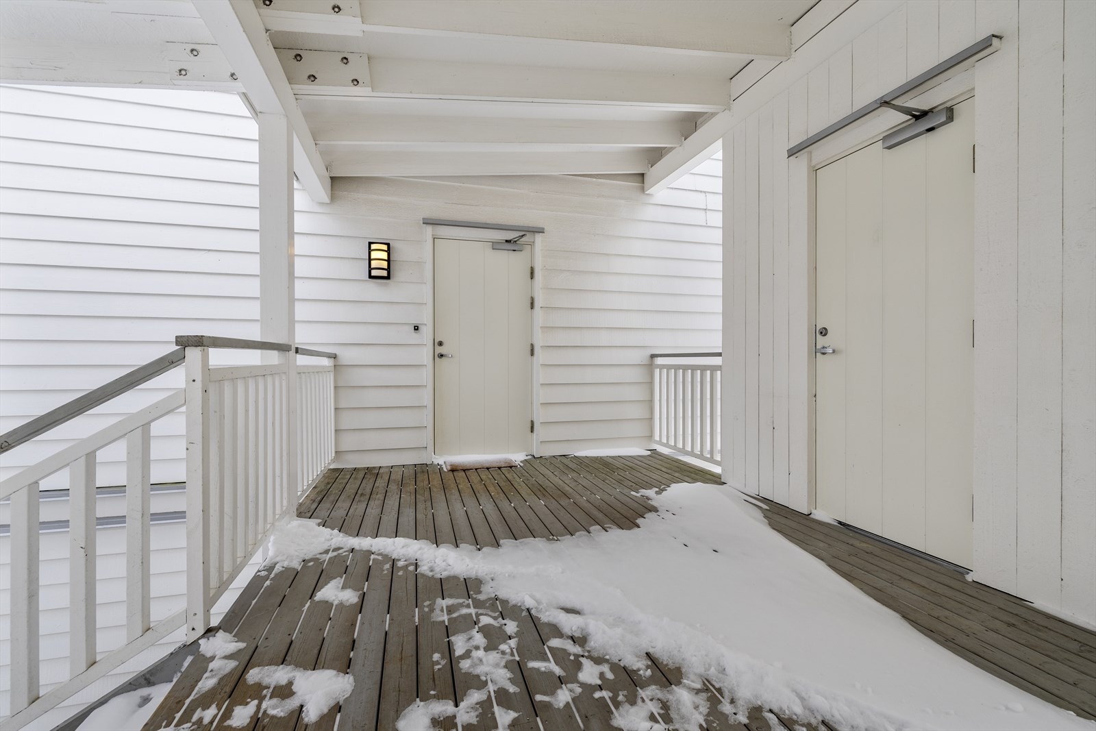 Leiligheten har adkomst via en overbygget og belyst svalgang. Sportsboden ligger praktisk til rett ved leiligheten. Galleribilde