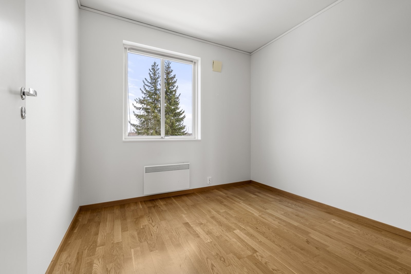 Leilighetens andre soverom egner seg godt som barnerom, gjesterom eller kontor. Galleribilde