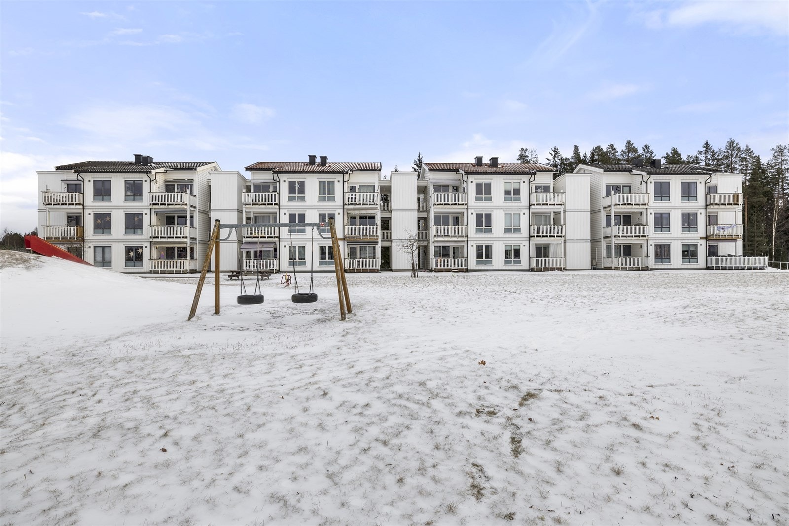 Rett utenfor bygget ligger en lekeplass, ideelt for barnefamilier. Galleribilde