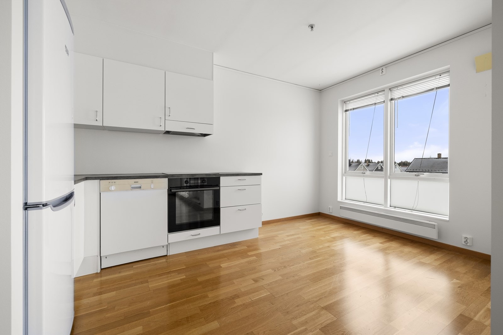 Kjøkkenet er utstyrt med integrert stekeovn, platetopp og ventilator samt frittstående oppvaskmaskin og kjøleskap som følger boligen. Galleribilde