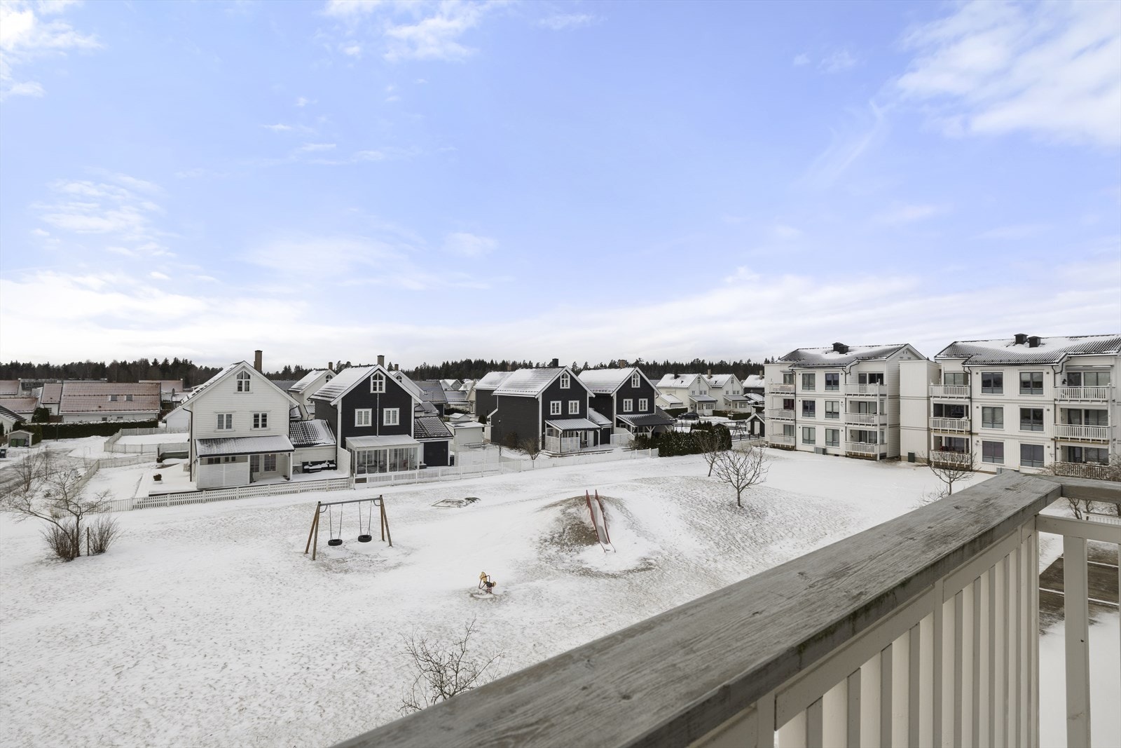 Fra balkongen er det utsyn over fellesområdene og nærområdet. Galleribilde