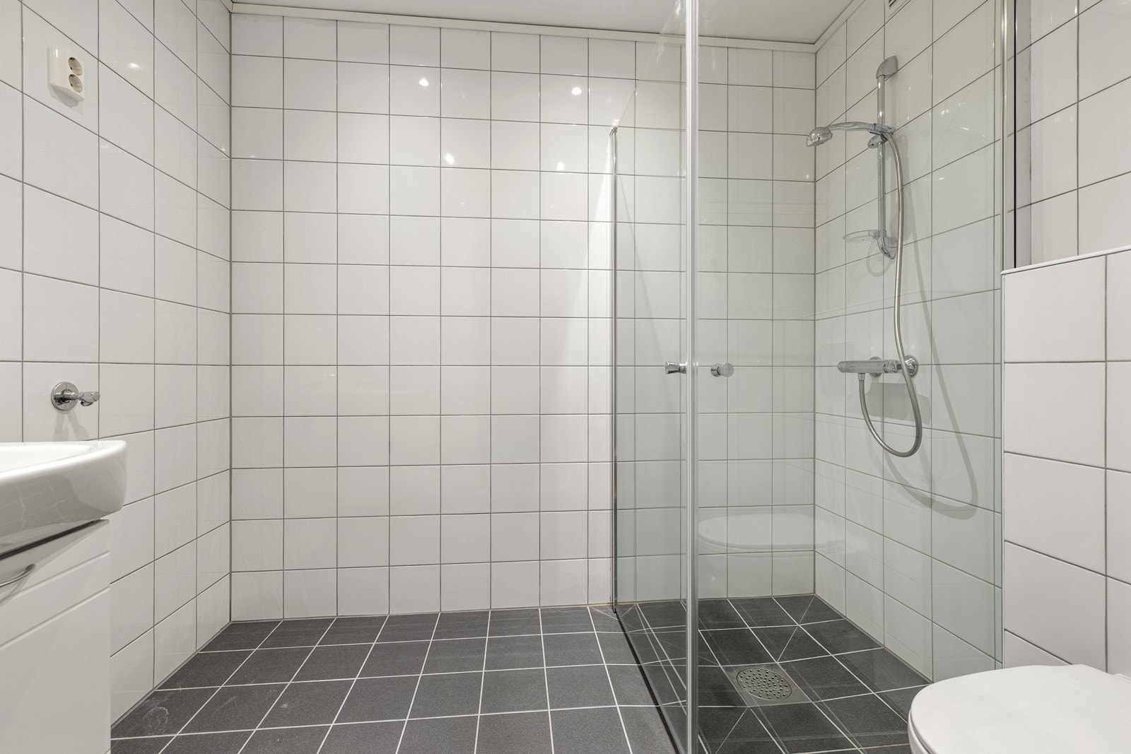 Baderommet er av god størrelse med fliser på vegger og gulv samt gulvvarme. Galleribilde