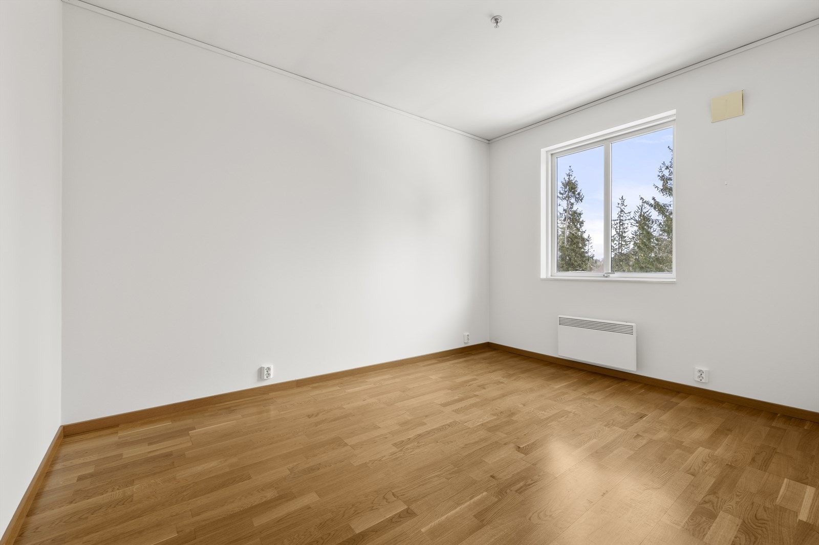 Leiligheten har 2 soverom. Soverom 1 er av god størrelse med et stort vindu som slipper inn rikelig med naturlig lys. Galleribilde