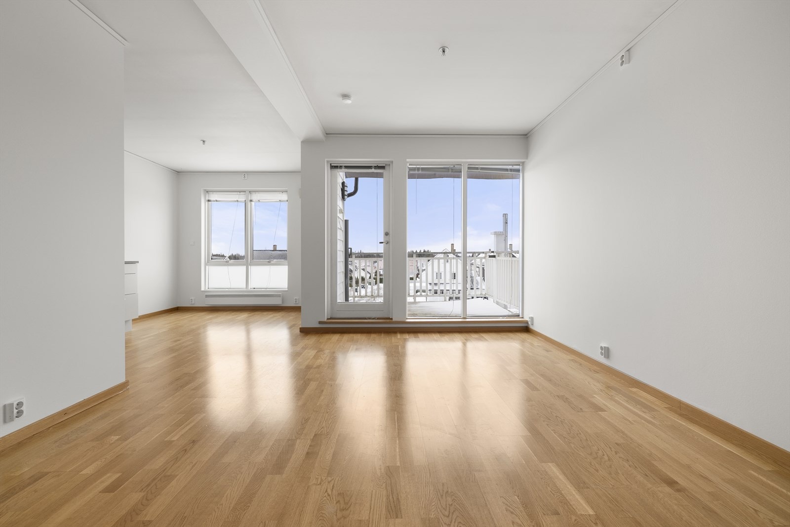 Gjennomgående eikeparkett på gulv gir et helhetlig og lunt preg. Galleribilde