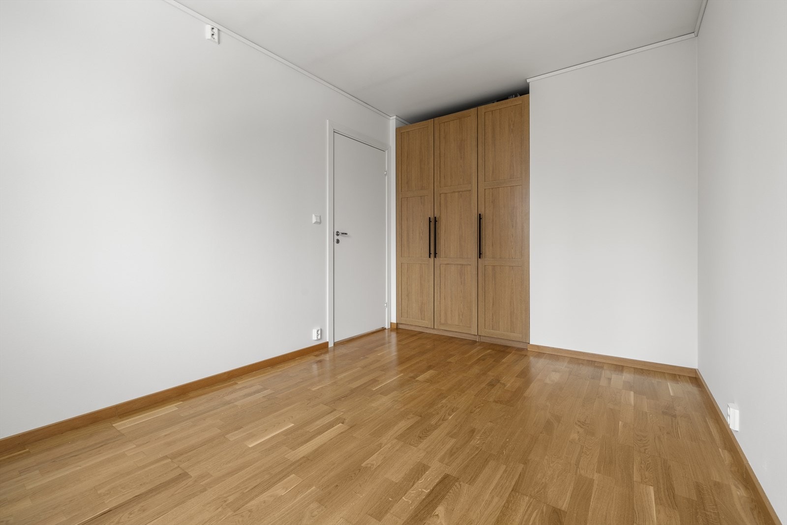 Soverommet har god plass til både dobbeltseng med tilhørende nattbord og garderobeløsning. Galleribilde