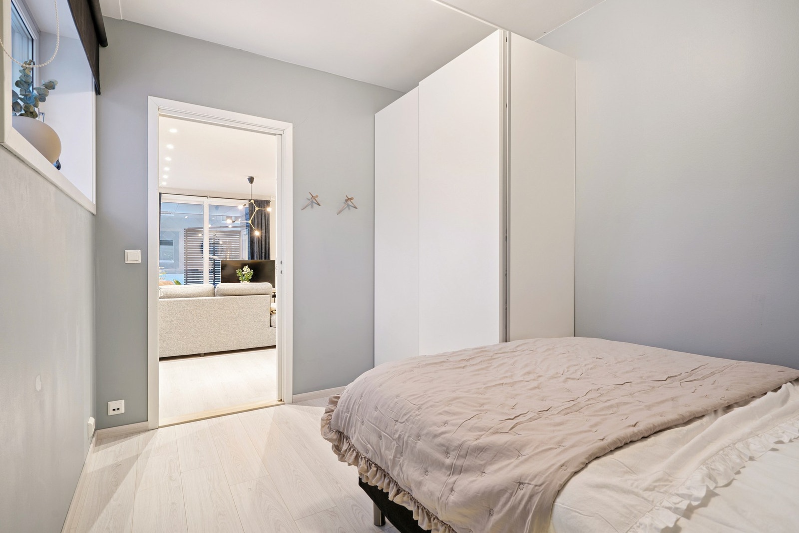 Rommene er malt opp i delikate farger. Galleribilde