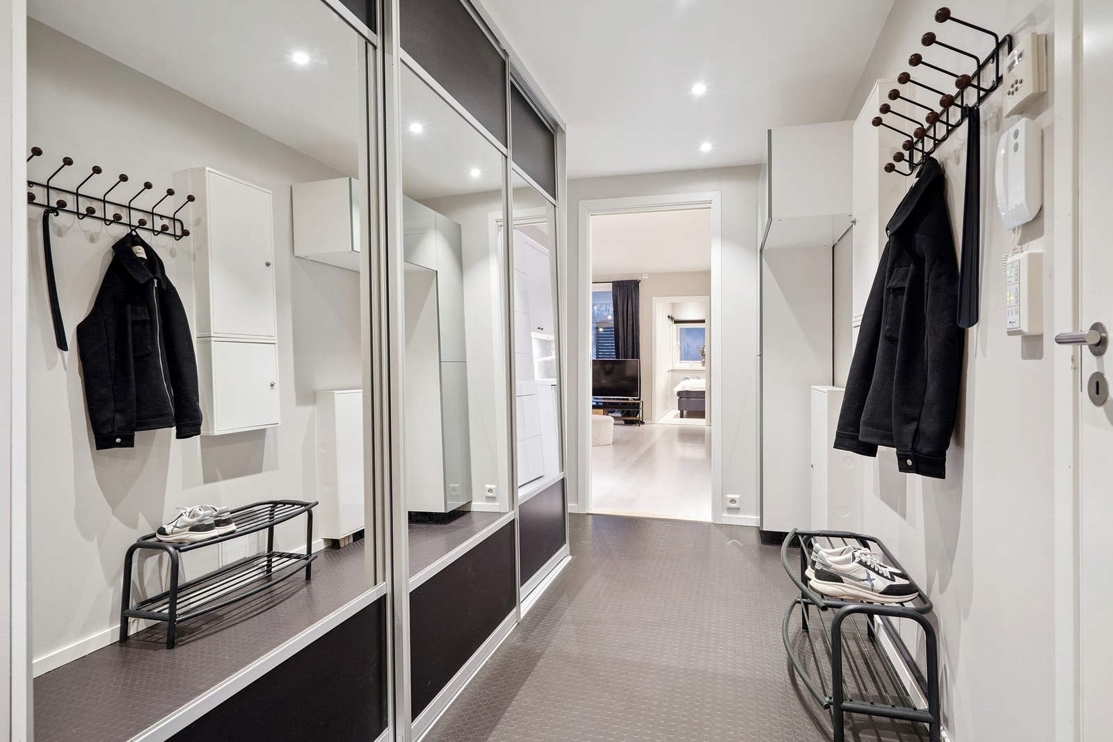 Velkommen inn! Elegant innredet entre med en romslig skyvedørsgarderobe med speildører. Galleribilde