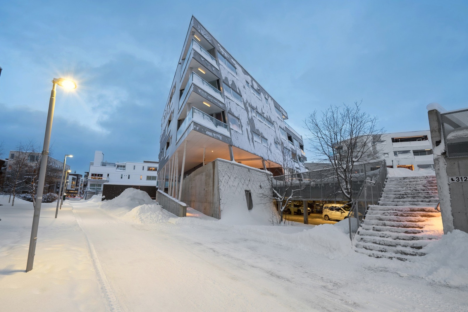 Trivelig boområde med alt du trenger i hverdagen, som dagligvarebutikker, barnehage, gode bussforbindelser, strandpromenade og sentrum med alle dets tilbud og fasiliteter. Galleribilde