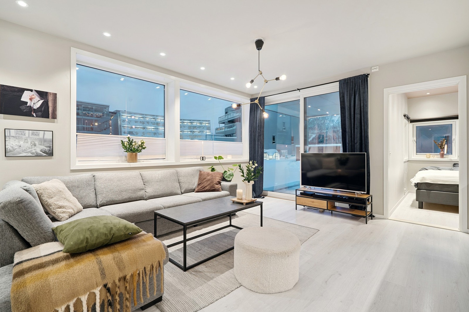 I tillegg byr den på store vinduene på mye naturlig lys, og fine utsiktsforhold. Galleribilde