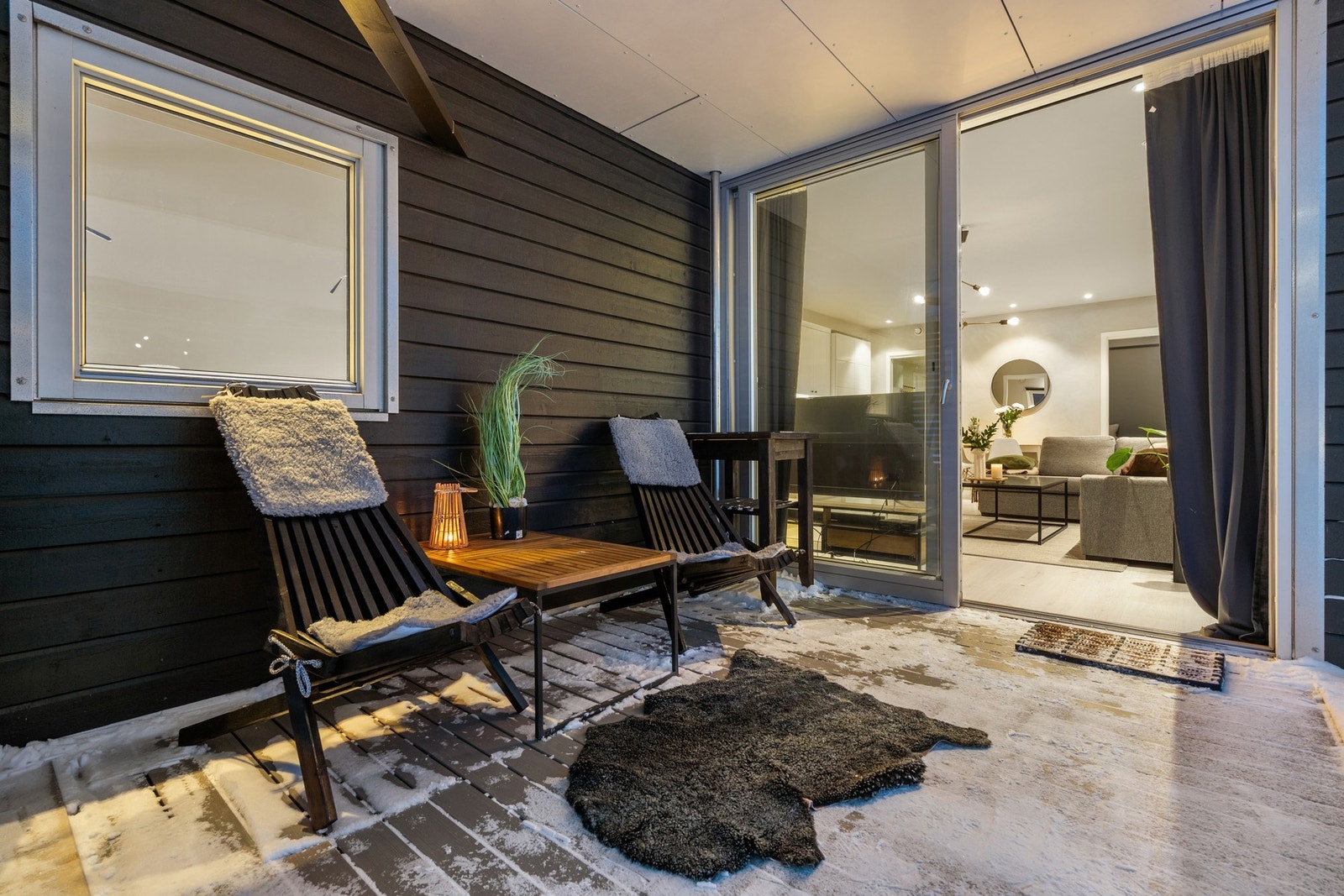 Verandaen er overbygd og har god plass til utemøbler. Galleribilde