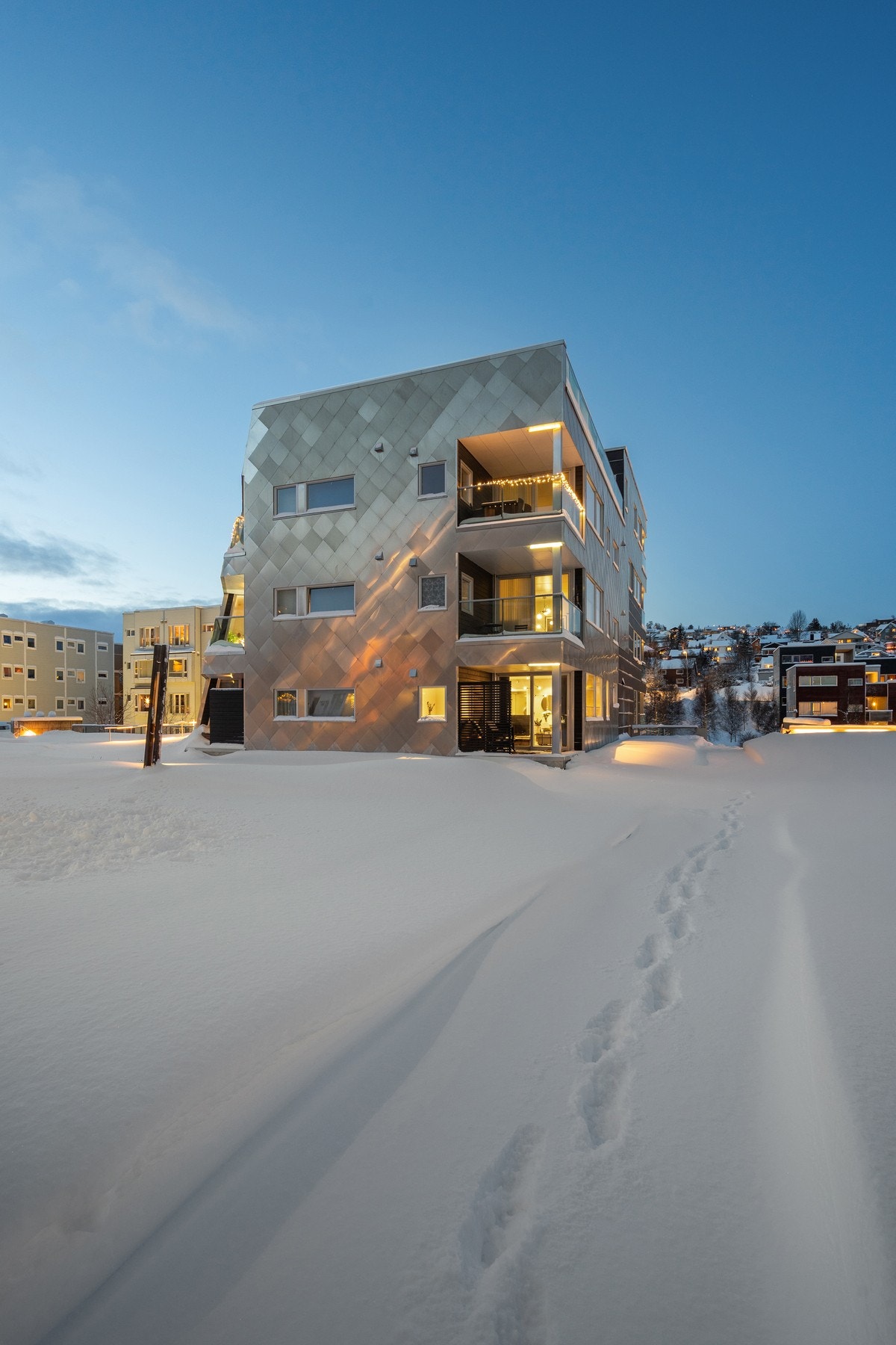 Her bor du med andre ord midt i smørøyet med korte avstander til både naturen og Tromsøs pulserende byliv! Galleribilde