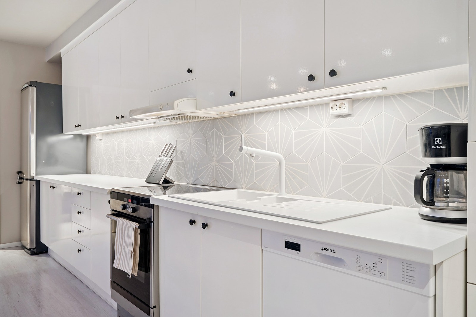 Her medfølger det integrerte hvitevarer som koketopp, steikeovn, kjøl/frys og oppvaskmaskin. Galleribilde