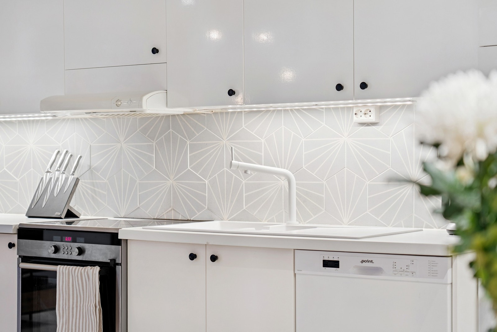 Fine detaljer som fliser på vegg over benkeplate. Galleribilde