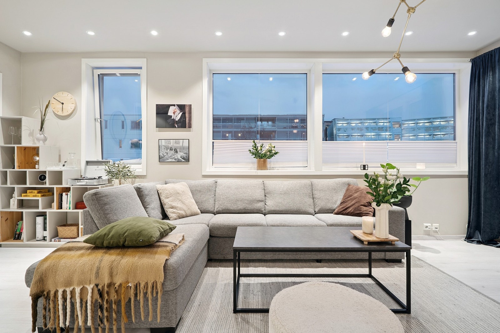 Stuen er av en god størrelse, og byr på flere møbleringsmuligheter. Galleribilde