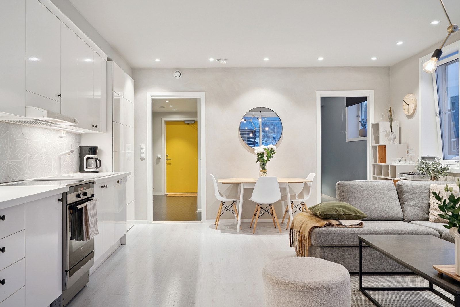 Leiligheten byr på en moderne åpen kjøkken- og stueløsning, som gir et luftig uttrykk. Galleribilde