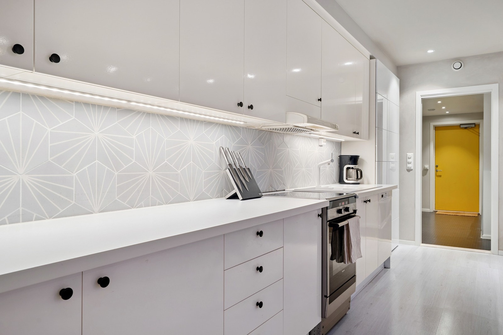 Spennende kjøkkenløsning i tidløs farge. Galleribilde