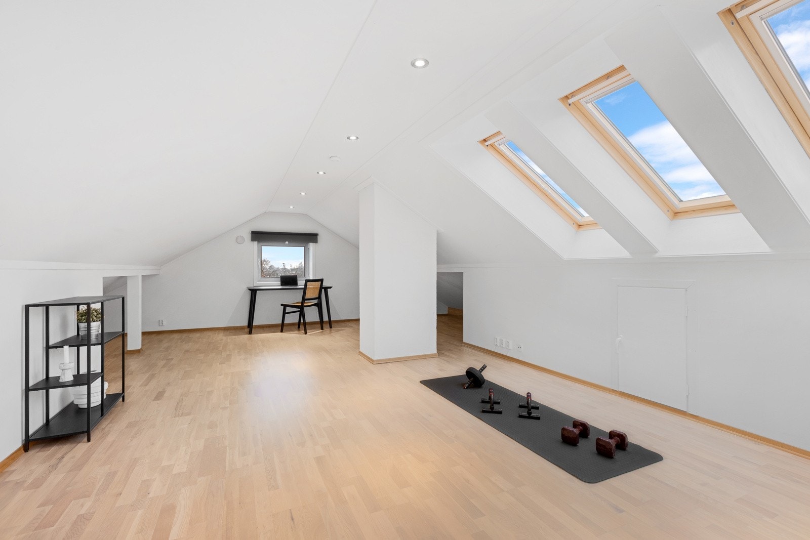 Romslig og hyggelig loftsstue Galleribilde