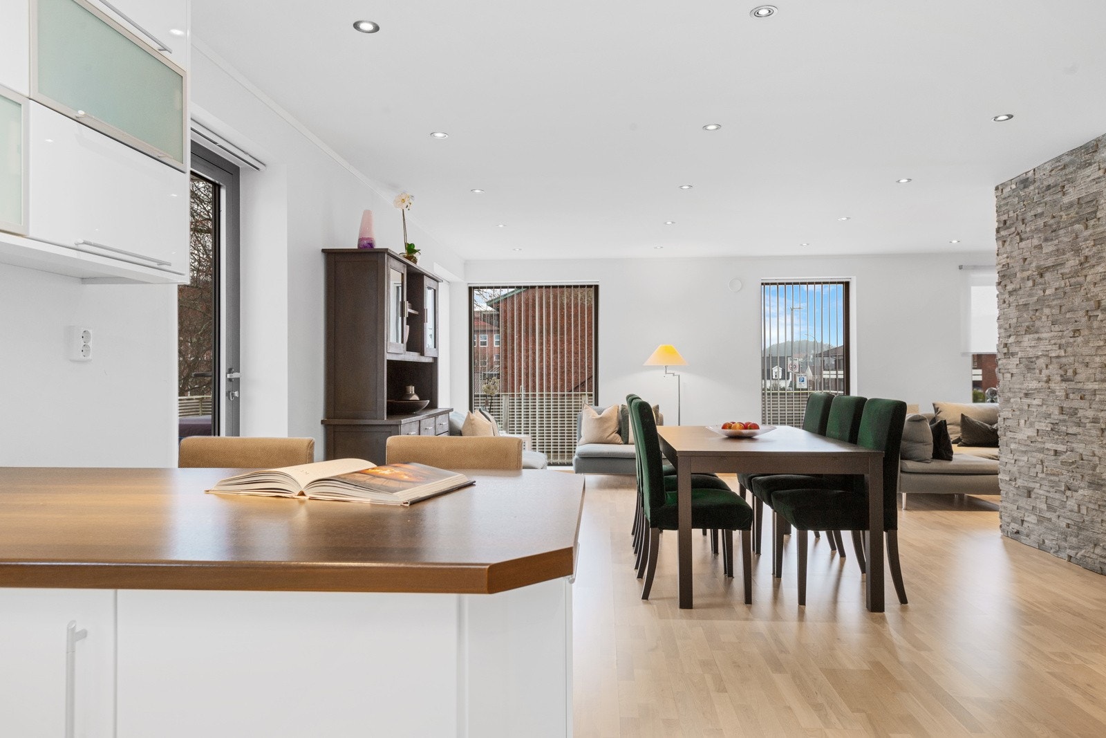 Åpen løsning fra kjøkken til stue Galleribilde