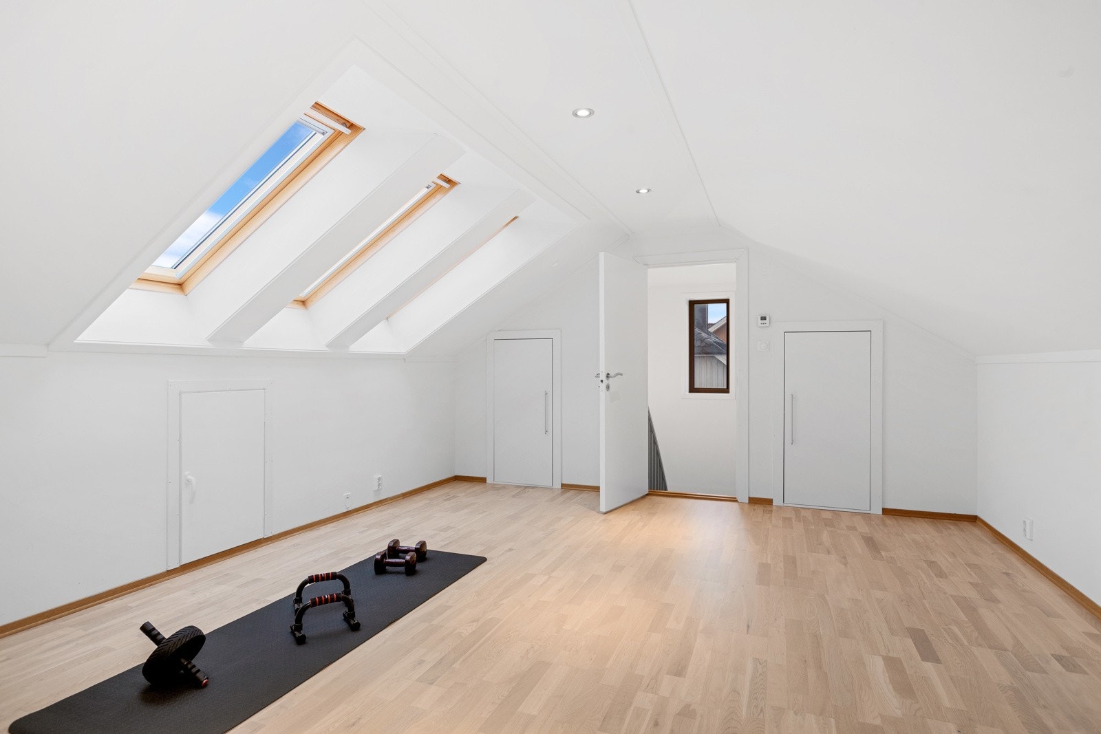 Her er det takvinduer så godt med lys inn i rommet Galleribilde