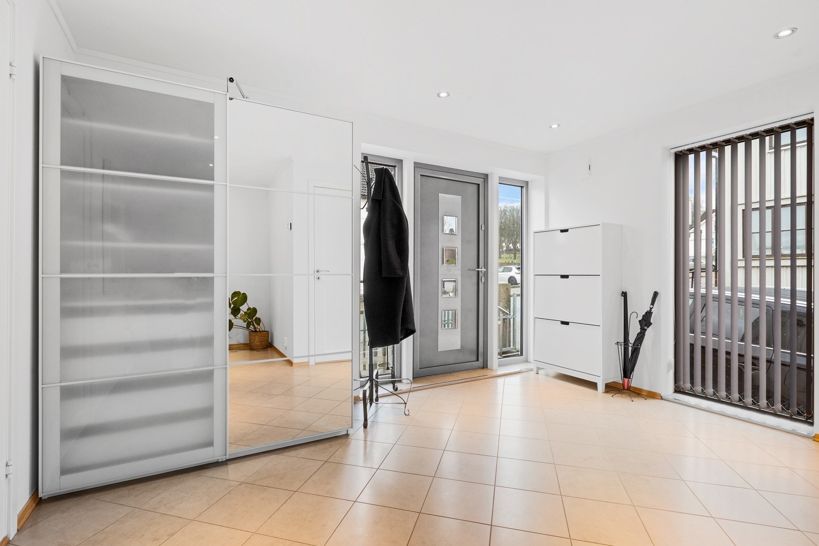 Romslig entre med skyvedørsgarderobe Galleribilde