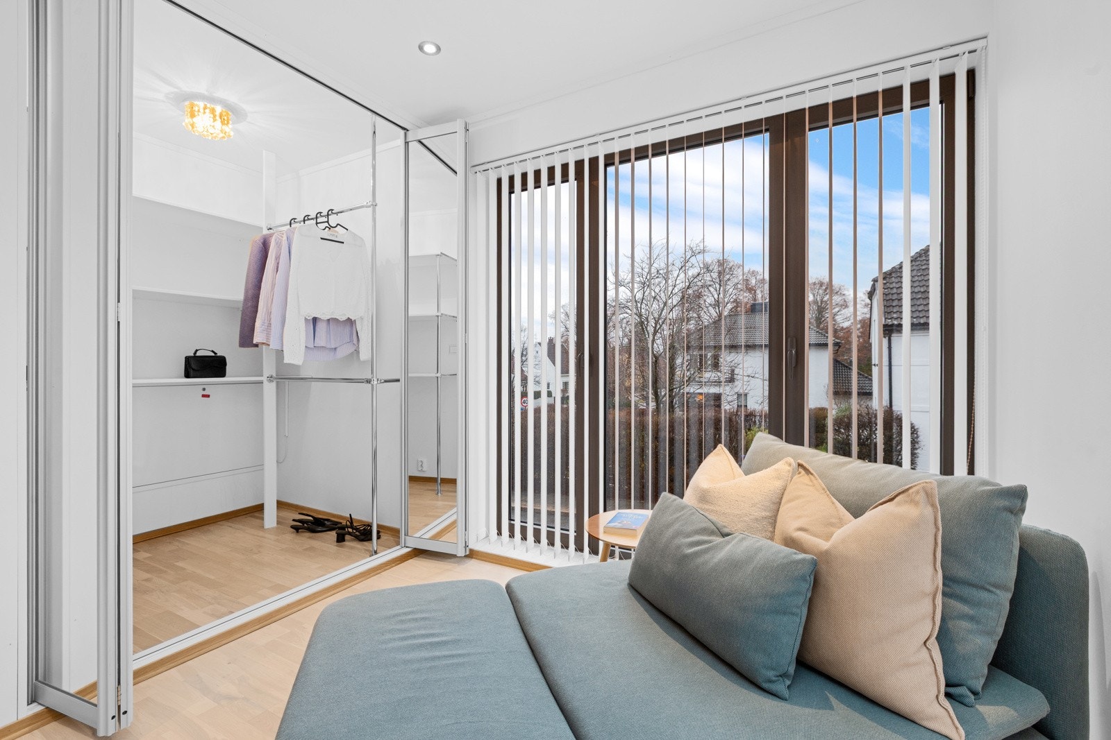 Fra trapperom er det inngang til praktisk walk-in-closet Galleribilde