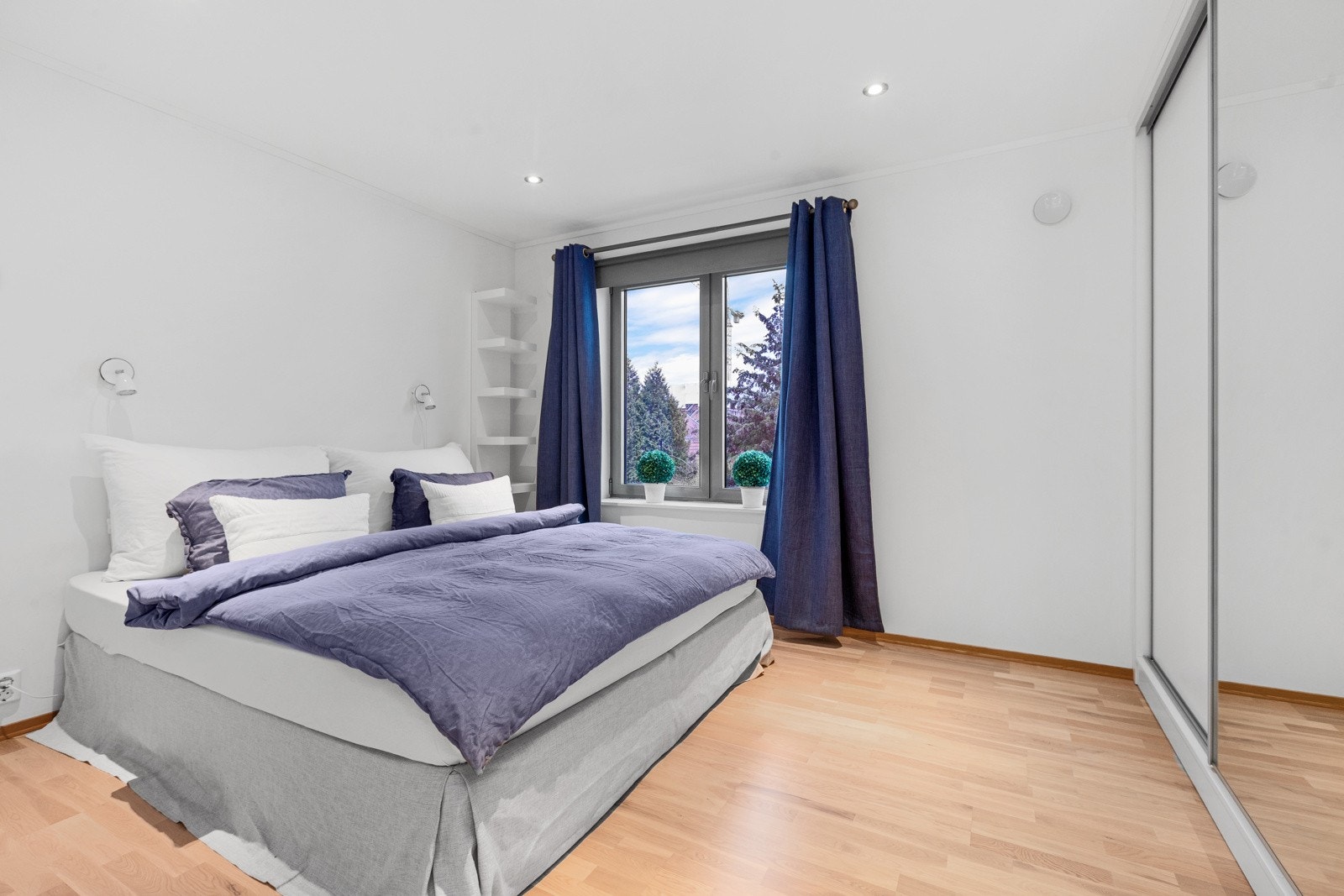 Soverom 1 med skyvedørsgarderobe Galleribilde