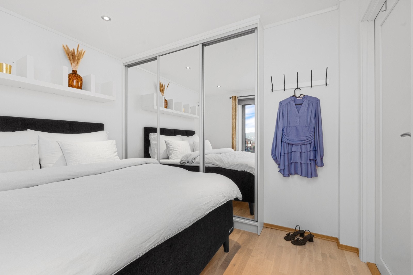 Soverom har skyvedørsgarderobe Galleribilde