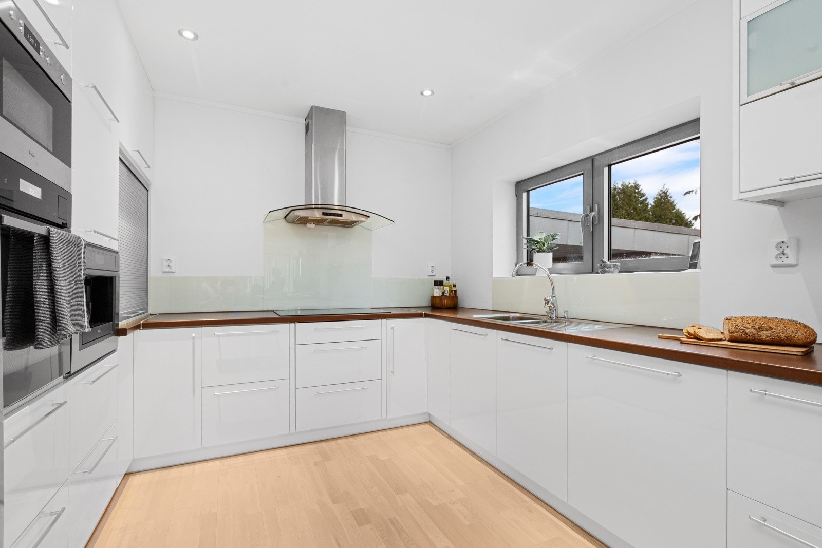 Integrerte hvitevarer på kjøkken Galleribilde