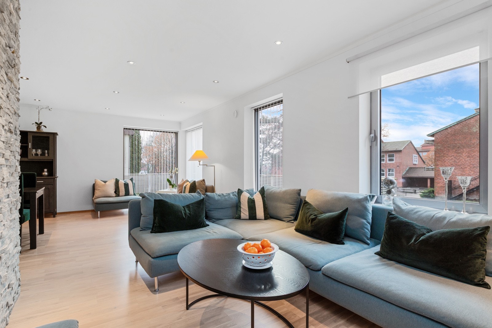 Stue som har godt med naturlig lysinnslipp Galleribilde